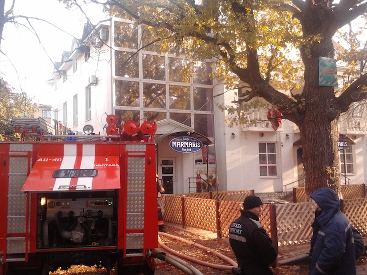 У Полтаві горить готель "Голд", який вчора штурмували озброєні люди - фото 1