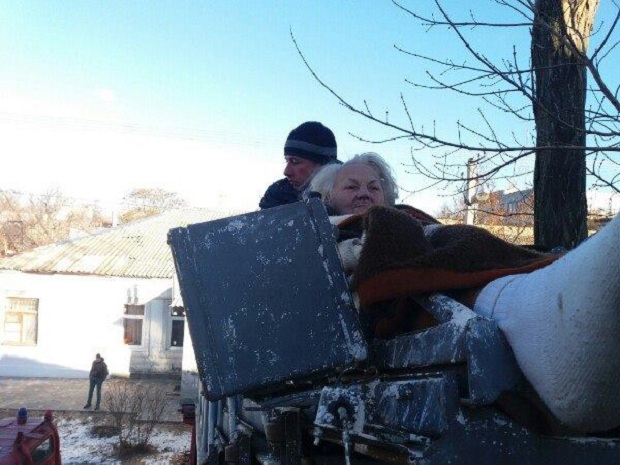 У Херсоні 80-річна бабуся застрягла на даху будинку - фото 2