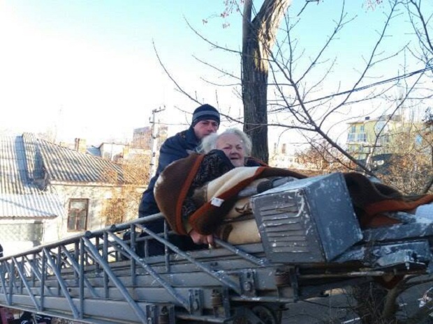 У Херсоні 80-річна бабуся застрягла на даху будинку - фото 3