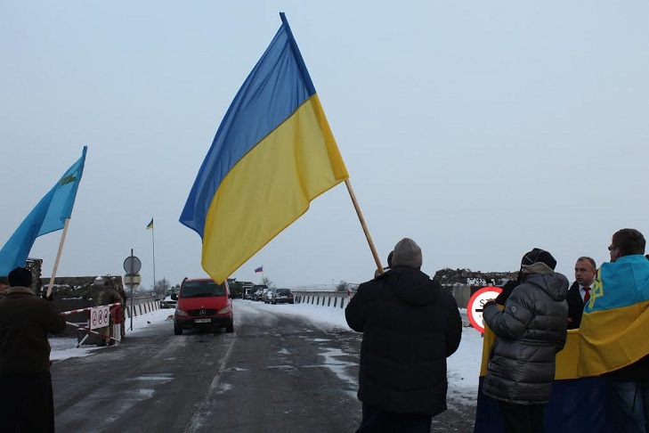 Потяг єднання дістався межі з окупованим Кримом - пасажири розгорнули прапор України - фото 1