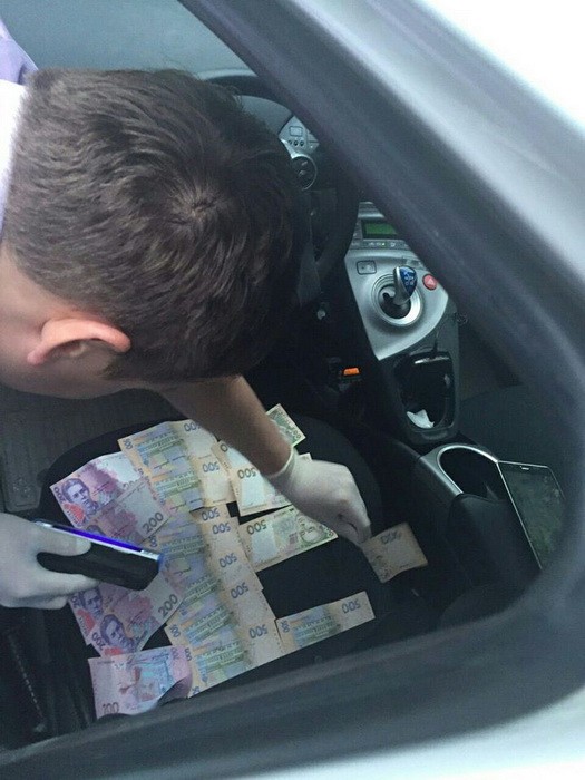 Двох копів на Чернігівщині "попутали" на вимаганні хабаря з підпилого водія - фото 2