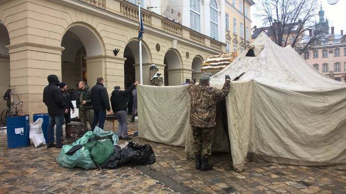 Під вікнами Садового розпочинається "сміттєвий Майдан" (ФОТО) - фото 2