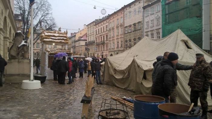 Під вікнами Садового розпочинається "сміттєвий Майдан" (ФОТО) - фото 3