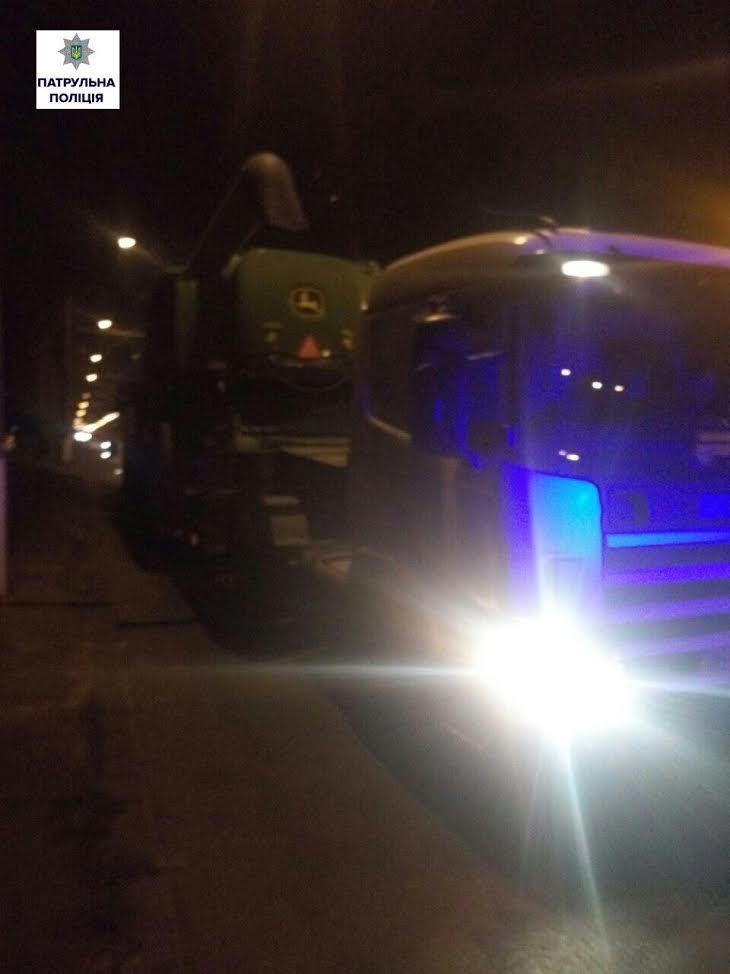 У Миколаєві оштрафували водія фури, який перевозив комбайн