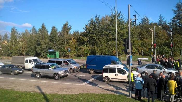 На Львівщині через Садового люди перекрили трасу Київ-Чоп (ФОТО) - фото 2