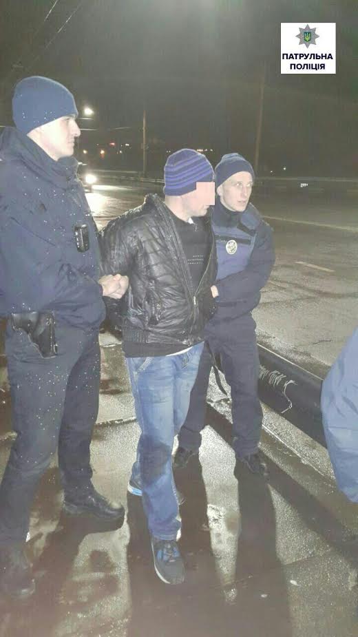 Миколаївські патрульні врятували чоловіка, який хотів повіситися на Інгульському мосту