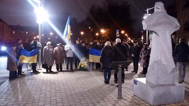У місті, де Янукович намагався поховати надії українців на рух в Європу, сьогодні святкують перемогу Майдану - фото 1