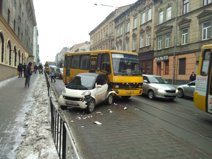 Як автобус розчавив у Львові Smart (ВІДЕО, ФОТО) - фото 1