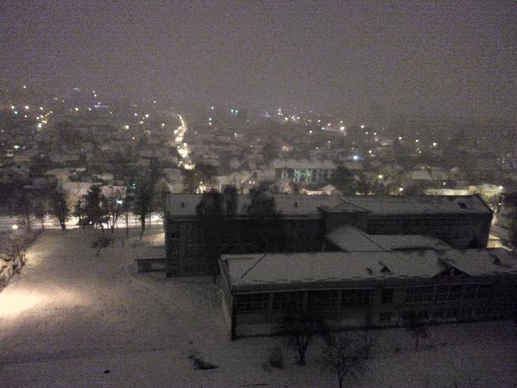 Як виглядає нічний засипаний снігом Львів (ВІДЕО, ФОТО) - фото 1