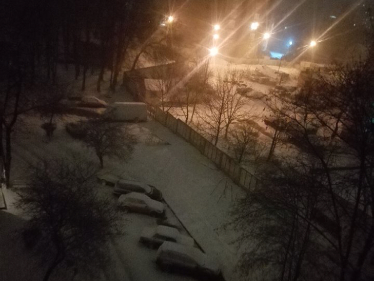 Сніг засипає Тернопіль, комунальники взялися до роботи - фото 1