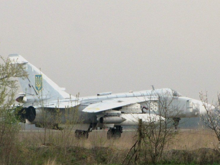 Старокостянтинівський аеродром фронтовий бомбардувальник Су-24М, основний тип літаків, які сьогодні на озброєні 7 бригади тактичної авіації у Старокостянтинові - фото 1
