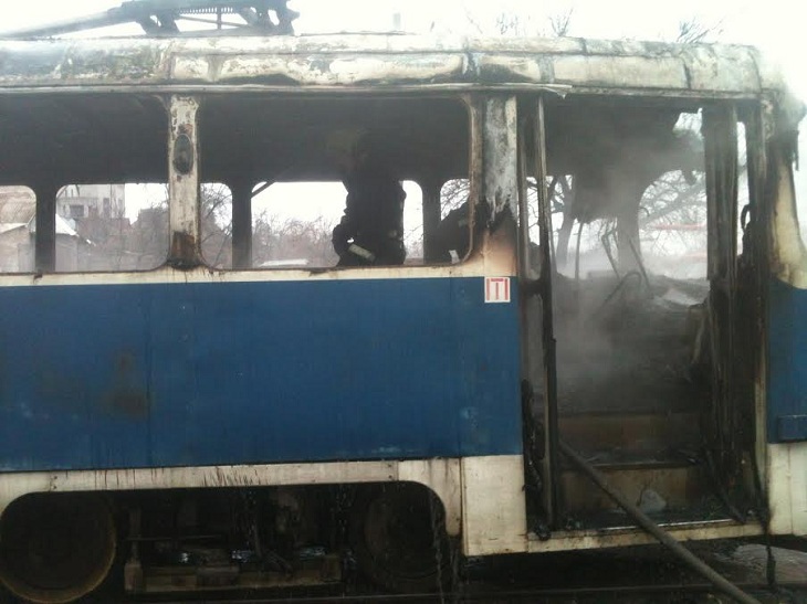 Унаслідок пожежі трамвайний вагон вигорів вщент - фото 1