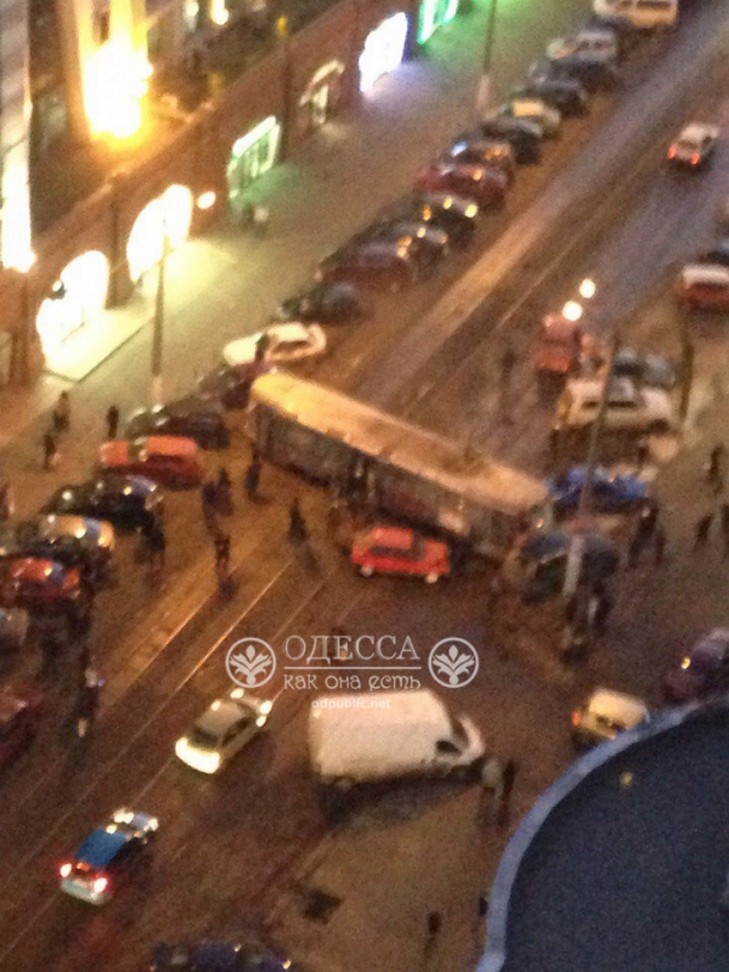 В Одесі трамвай злетів з рейок і протаранив п'ять автівок (ФОТО) - фото 2