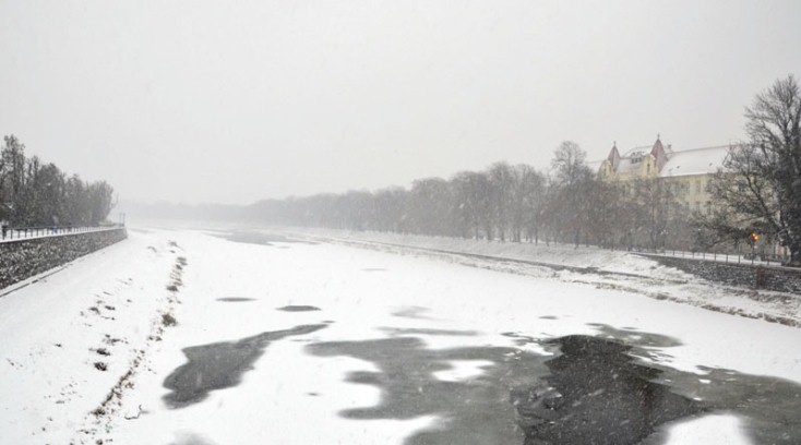 Ужгород "здався" в полон снігу - фото 1