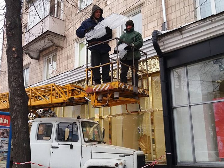 У центрі Кропивницького прибирають бурульки з допомогою спецтехніки - фото 2
