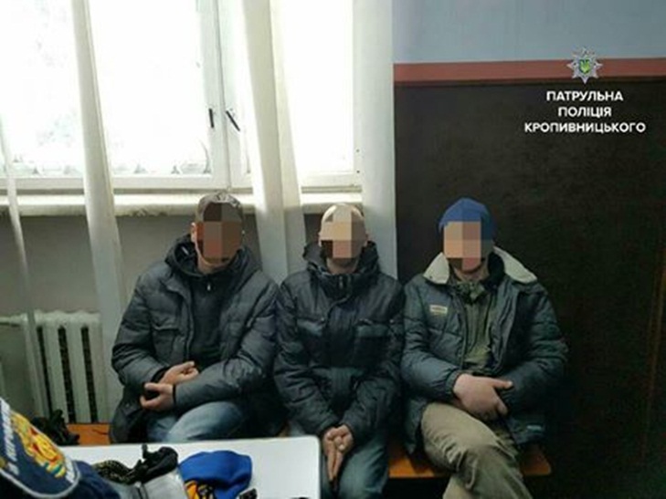 У Кропивницькому троє чоловіків упіймались на крадіжці автомобільних номерів - фото 1