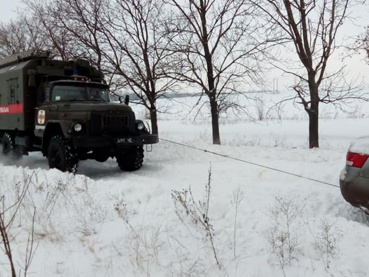На Кропивниччині майже десяток авто опинились в сніговому заметі - фото 1