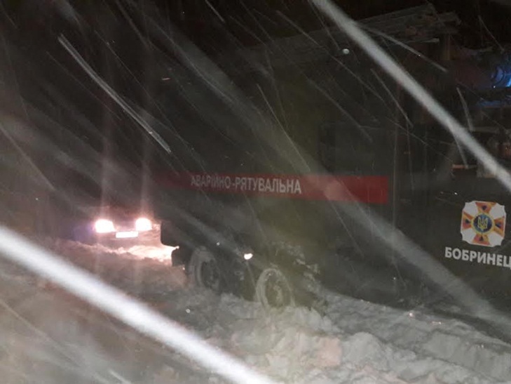 За добу на Кропивниччині в снігові замети потрапили майже 40 машин - фото 4