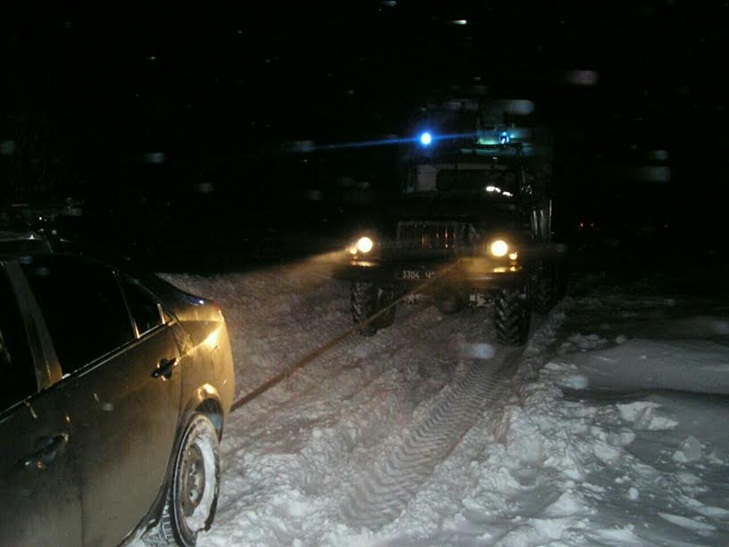 За добу на Кропивниччині в снігові замети потрапили майже 40 машин - фото 3