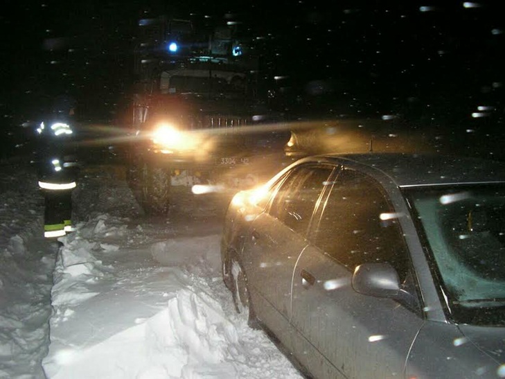 За добу на Кропивниччині в снігові замети потрапили майже 40 машин - фото 1