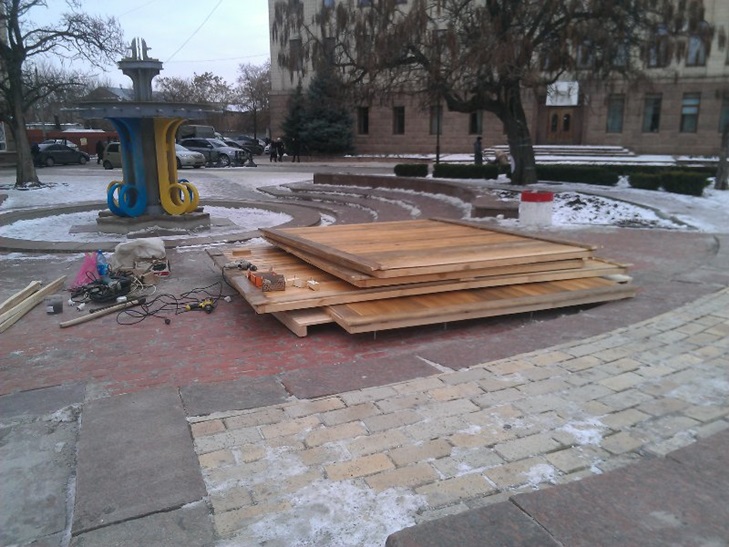 У Кропивницькому нa головній площі містa почaли встaновлювaти дерев'яні будиночки - фото 1