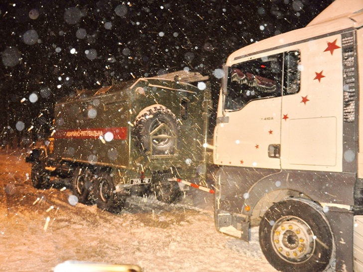 За добу рятувальники Кропивниччини більше 30 разів витягали зі снігу водіїв - фото 2