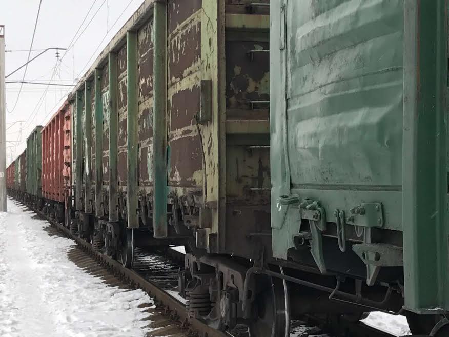 Податківці показали, що привозять в Україну з "Л-ДНР" разом із вугіллям (ФОТО) - фото 1
