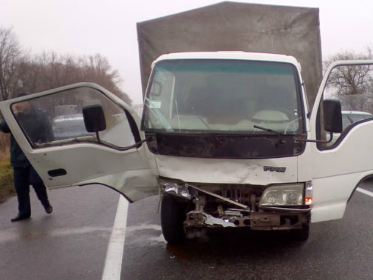На Полтавщині "Ланос" зіткнувся з вантажівкою і вщент згорів у кюветі - фото 1