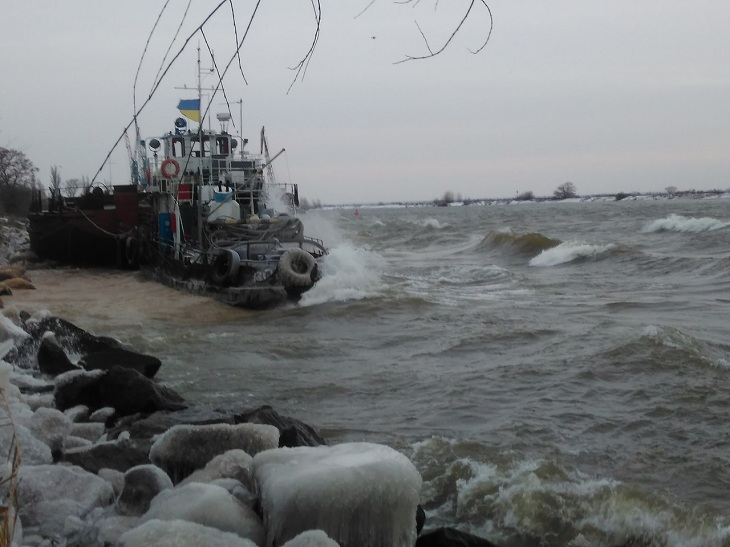 Через сильний вітер штормить не лише справжні моря, а й Каховське водосховище - фото 1
