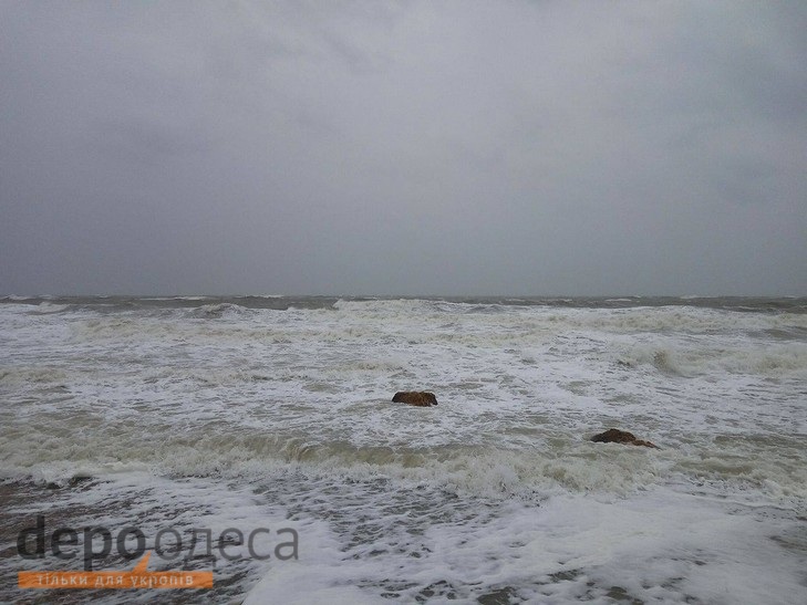 Через шквальний вітер і дощ в Одесі на морі почався сильний шторм (ФОТО, ВІДЕО) - фото 5