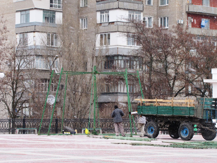 На центральній площі Мелітополя встановлюють головну ялинку міста - фото 1