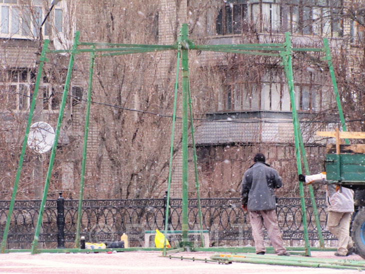 На центральній площі Мелітополя встановлюють головну ялинку міста - фото 2