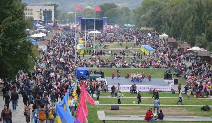 Ярмарок, що на кілька кілометрів розтягнувся уздовж Дніпра, за один лише день відвідали понад 100 тисяч гостей - фото 2