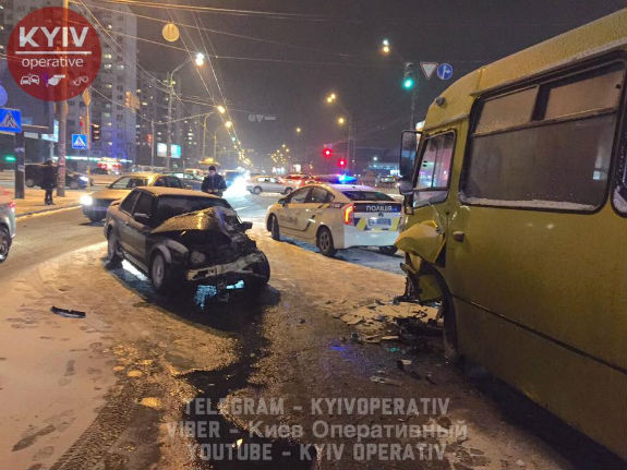 У Києві маршрутка лоб у лоб зіштовхнулася з легковиком  - фото 3
