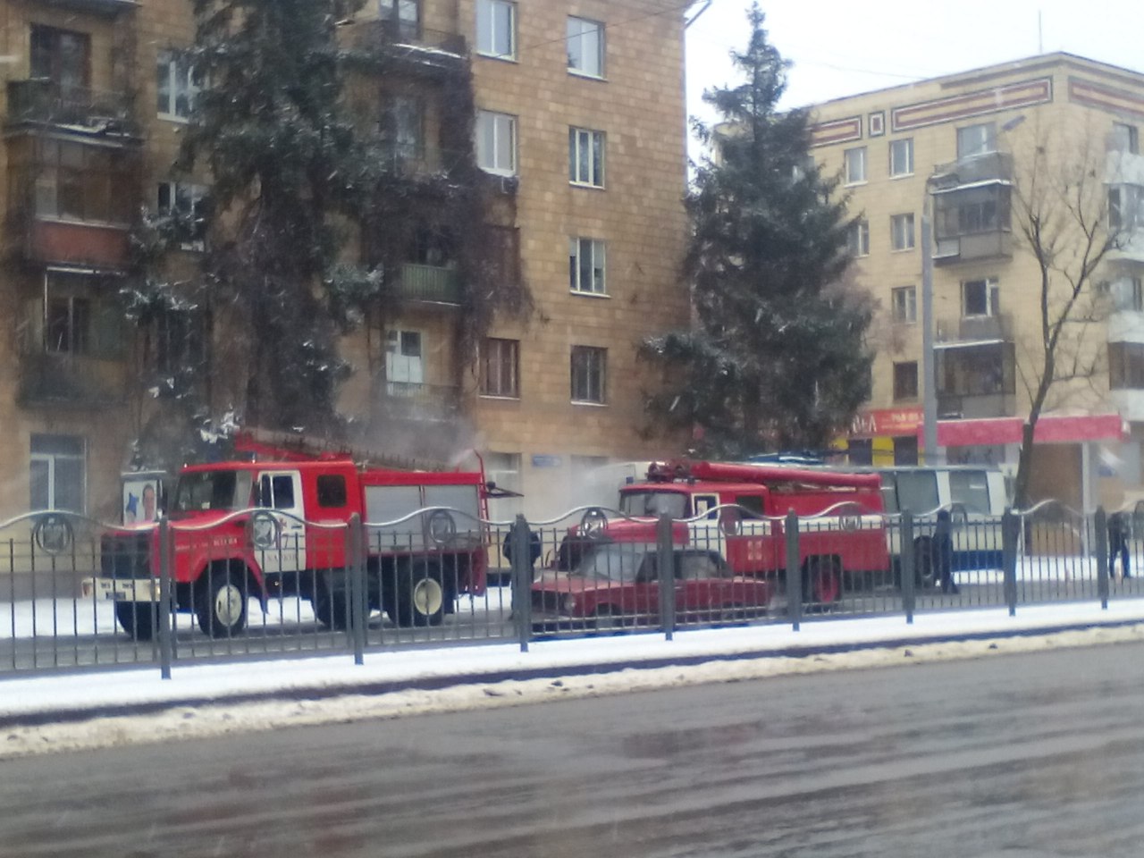 У центрі Харкова спалахнув тролейбус (ФОТО)  - фото 2