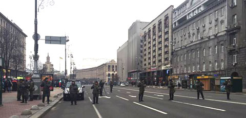 У центрі Києва чергує 6 тисяч правоохоронців, кінологи та вибухотехніки - фото 3