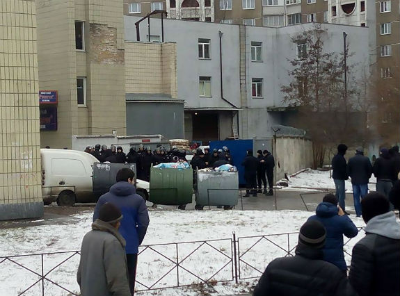 У столиці поліція почубилася з "тітушками": В хід йшли газові балончики і пляшки  - фото 2