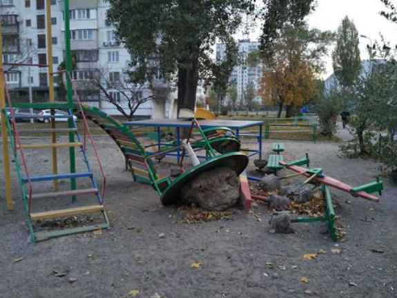  У Києві заради ремонту підземних труб зруйнували дитячий майданчик  - фото 1