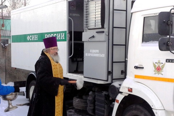 "Духовні скрепи": У Москві почали освячувати автозаки - фото 1