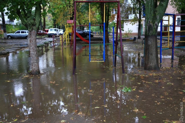 Наслідки буревію в Одесі: машини затоплені, дерева падали на маршрутки з людьми (ФОТО) - фото 6