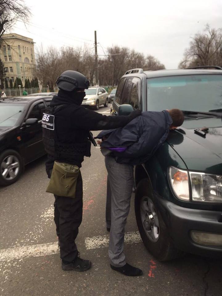 В Одесі поліцейського і антикорупціонерів спіймали на хабарі у 3,5 тис. доларів (ФОТО) - фото 1