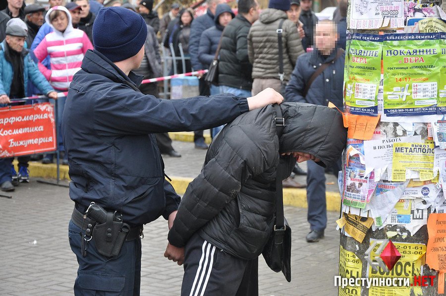 У Миколаєві двоє підозрюваних в розбої висмикнули чеку з бойової гранати біля ринку 