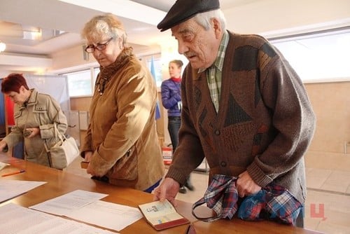 В Луганську пенсіонери голосували на праймеріз "ЛНР" з паспортом України (ФОТО) - фото 1