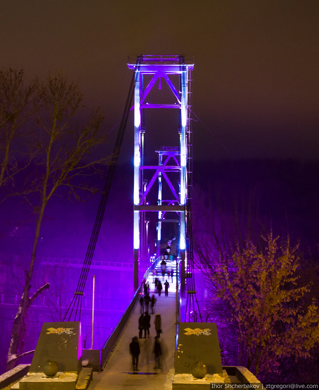 Світитись по-новому: У Житомирі міст засяяв синіми і рожевими вогнями - фото 2