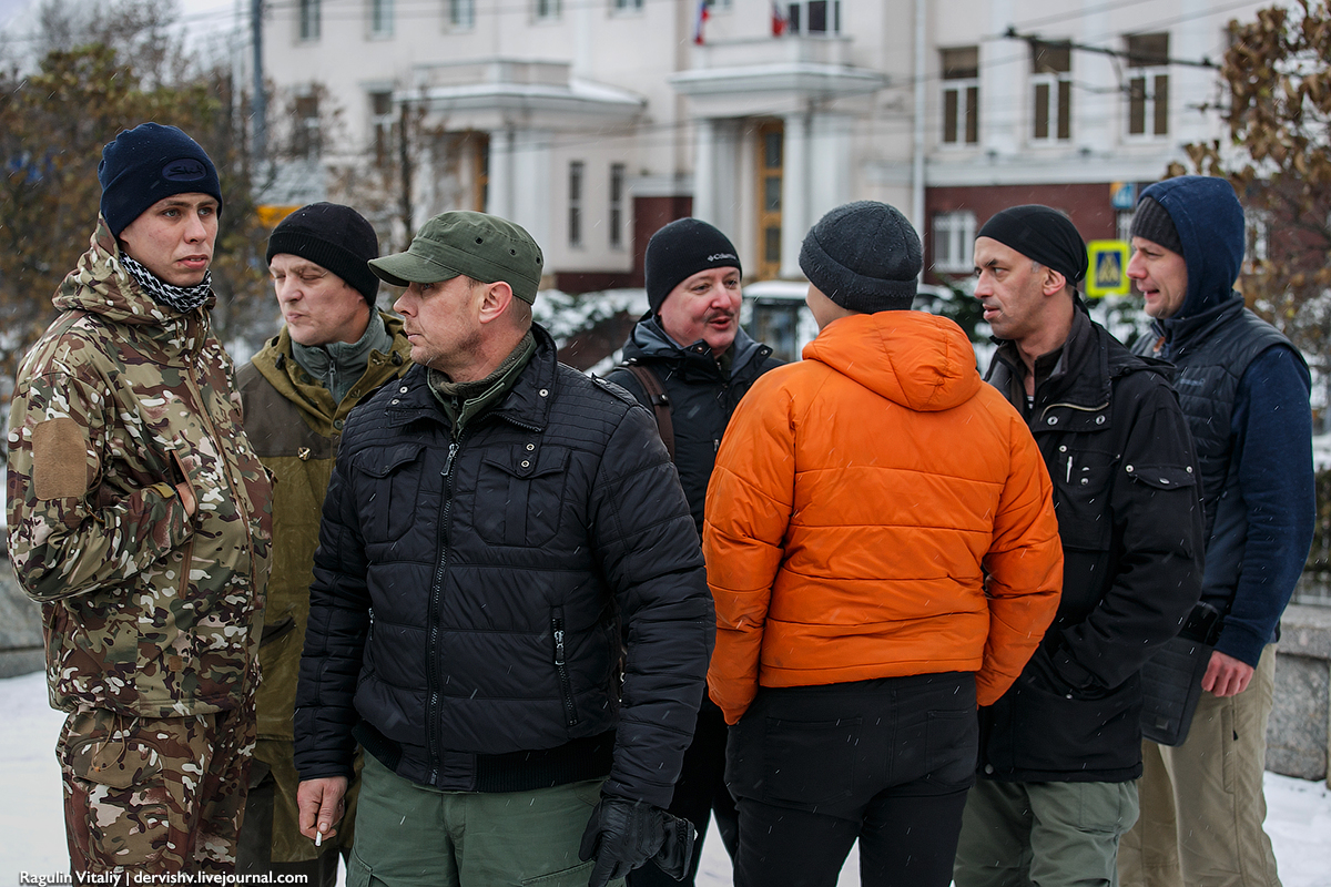 Страшний "русскій мір": Стрєлков пересувається Москвою з купою охоронців (ФОТО) - фото 1