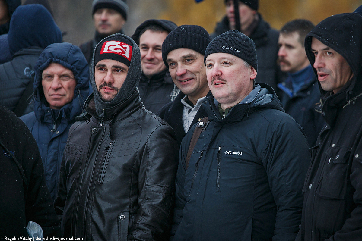 Страшний "русскій мір": Стрєлков пересувається Москвою з купою охоронців (ФОТО) - фото 2