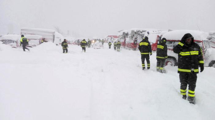 Внаслідок сходження лавини на італійський готель загинули люди (ФОТО, ВІДЕО) - фото 2
