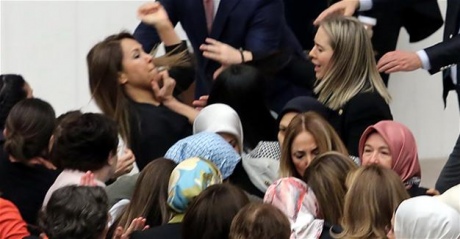 У турецькому парламенті побилися жінки депутати, трьох шпиталізували - фото 1