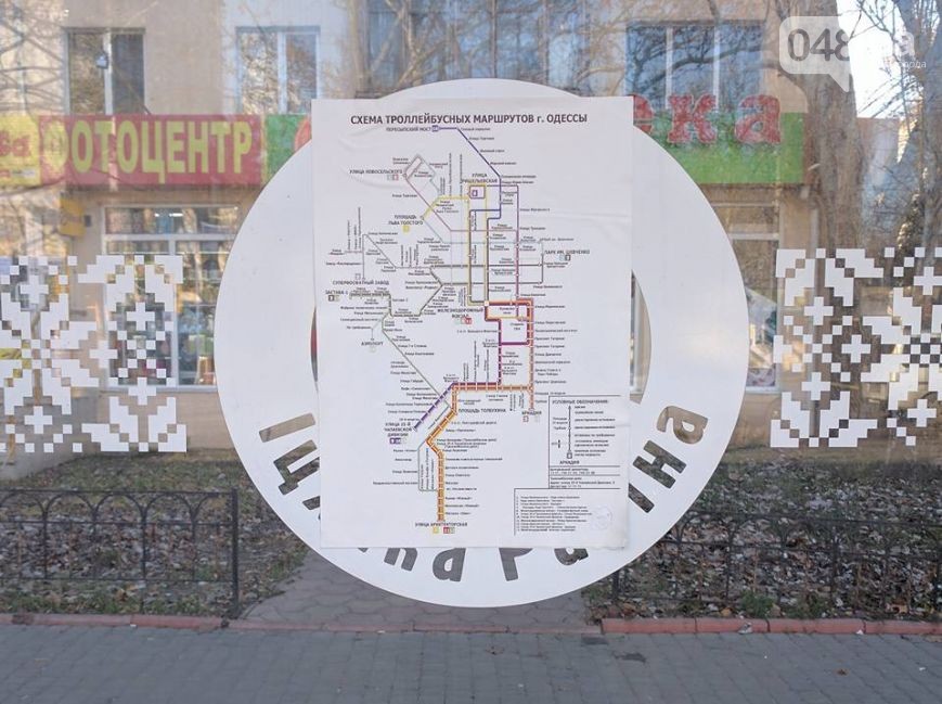 Одеські комунальники "перестаралися": наклейками зіпсували красиві зупинки - фото 1