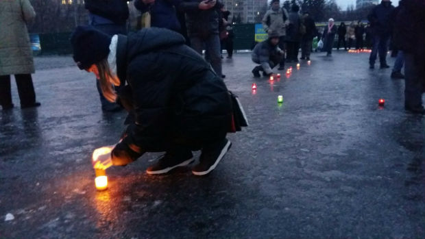 Роковини Голодомору в Харкові: на площі "запалили" два пам’ятні хрести (ФОТО) - фото 2